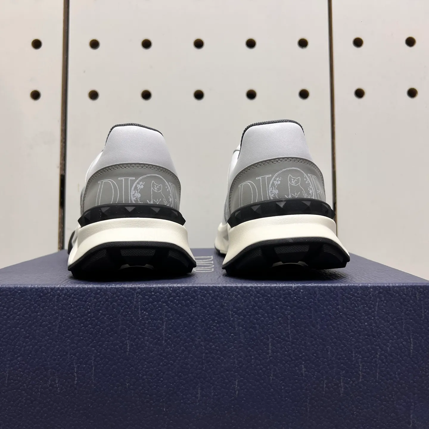 Factory price: 438💰Dior original quality.~ Unique modern style sneakers. 🏃A must-have casual shoe for trendy men😍😍 Imported cowhide fabric, sheepskin foot pads (refuse to discolor and grind feet) soles: Original soles specially provided by the original factory, French lazy style design ⚠️Fit to the feet, original quality, super comfortable original soles. Just like shooting the real thing 🎬The real thing is better, high-quality sneakers, size: 38-44 (45 and 46 can be customized)